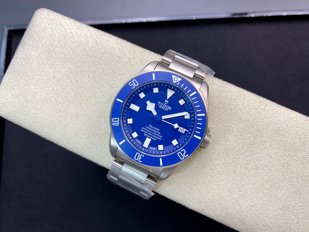 ZF’s masterpiece “Stronger, More Wear Resistant, and Lighter” is the Tudor Leading Submarine Series Blue Potato, also known as the “Battle Axe”