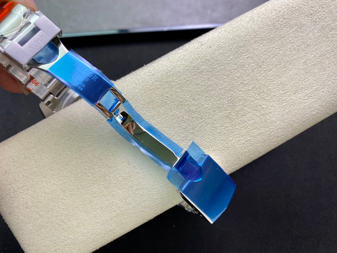 Tudor Timing M79363N, the new Qi Cheng Bi Wan Timing model retains the classic snowflake needle design of Tudor, with an exterior size of 41mm