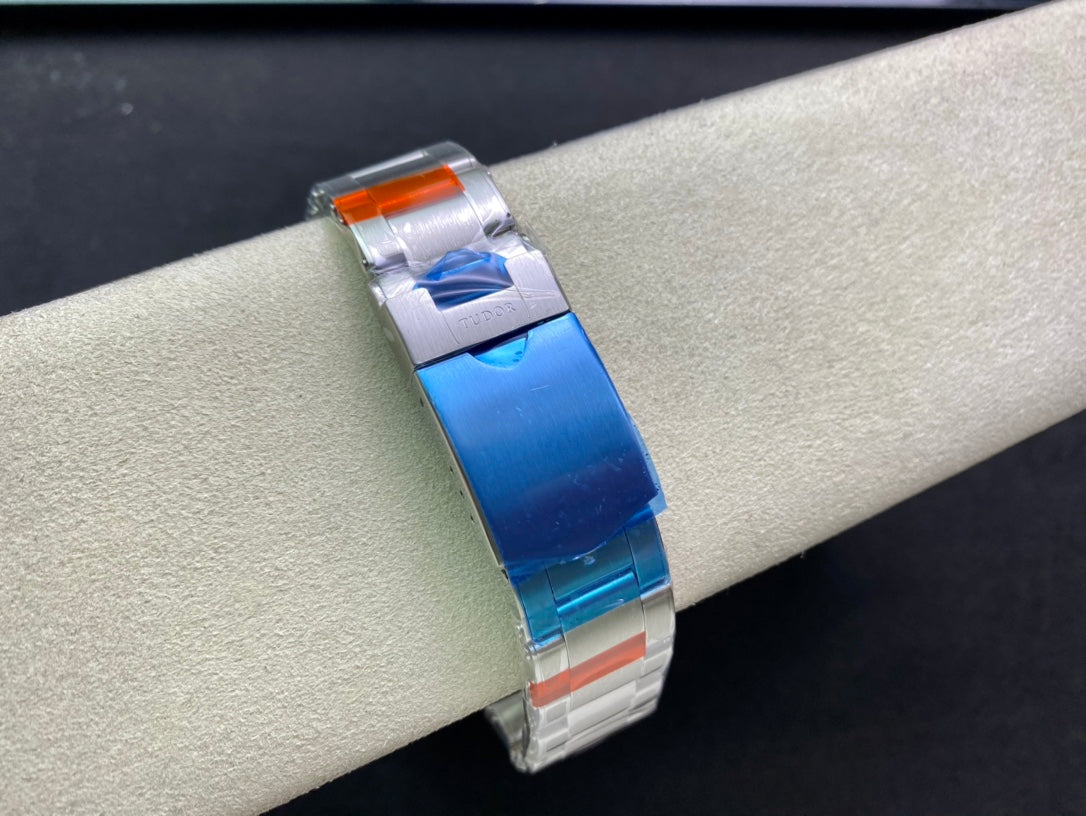 Tudor Timing M79363N, the new Qi Cheng Bi Wan Timing model retains the classic snowflake needle design of Di Tuo, with an exterior size of 41mm